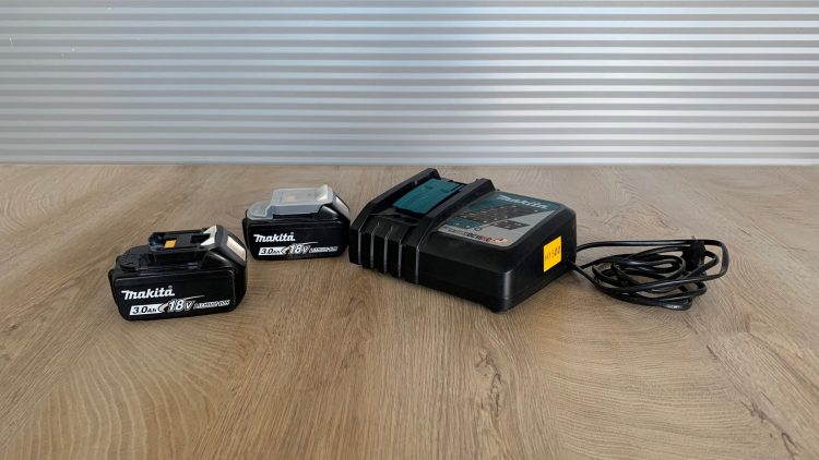 Makita acculader huren