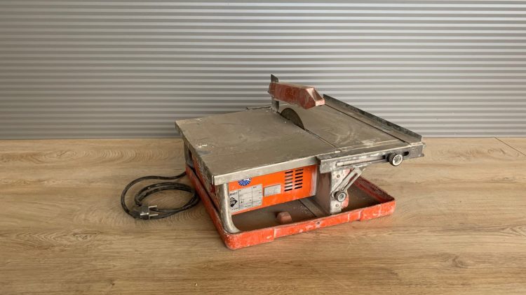 Tegelsnijmachine electrisch huren